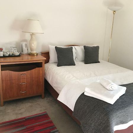 Haya Guest House Oldbury  Extérieur photo