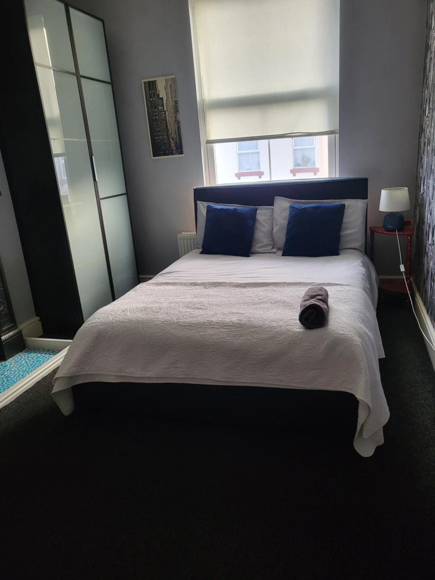 Haya Guest House Oldbury  Extérieur photo
