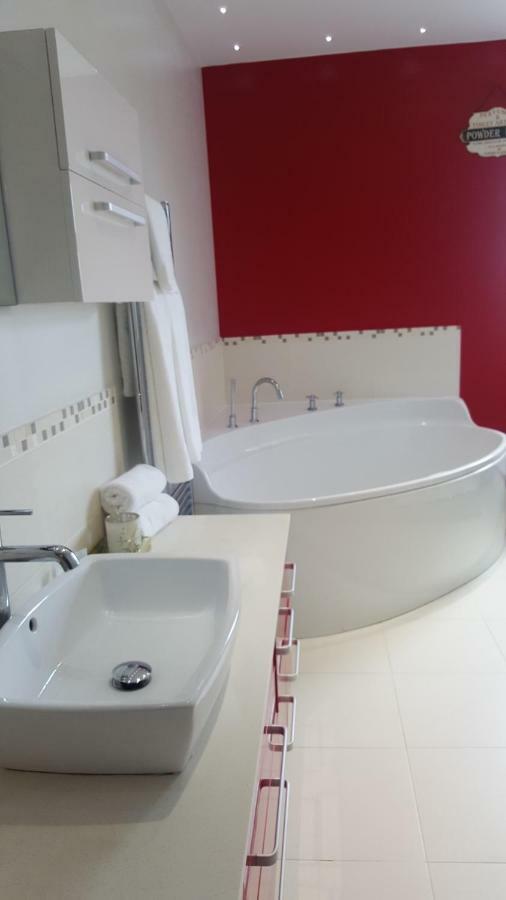 Haya Guest House Oldbury  Extérieur photo