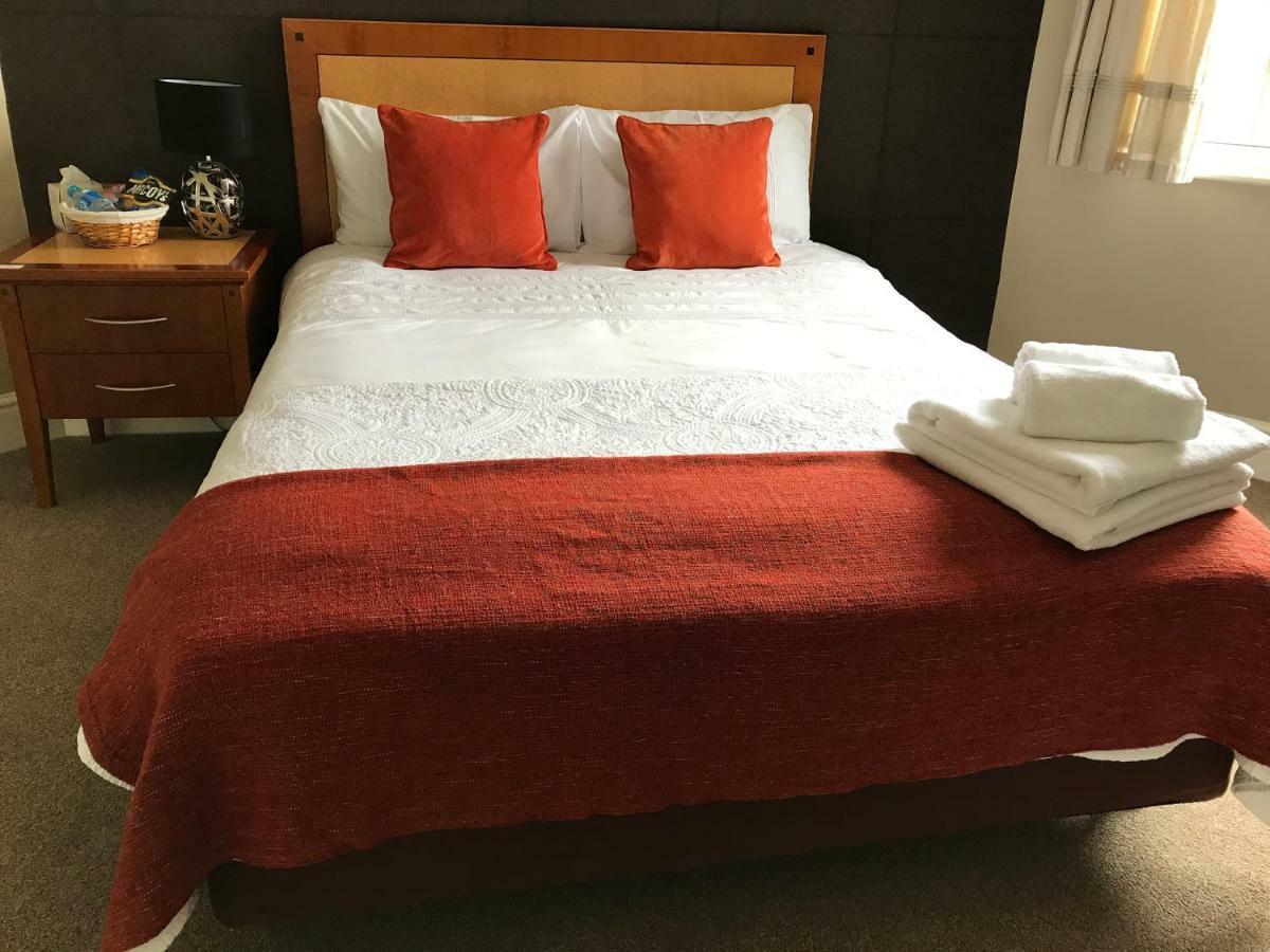 Haya Guest House Oldbury  Extérieur photo
