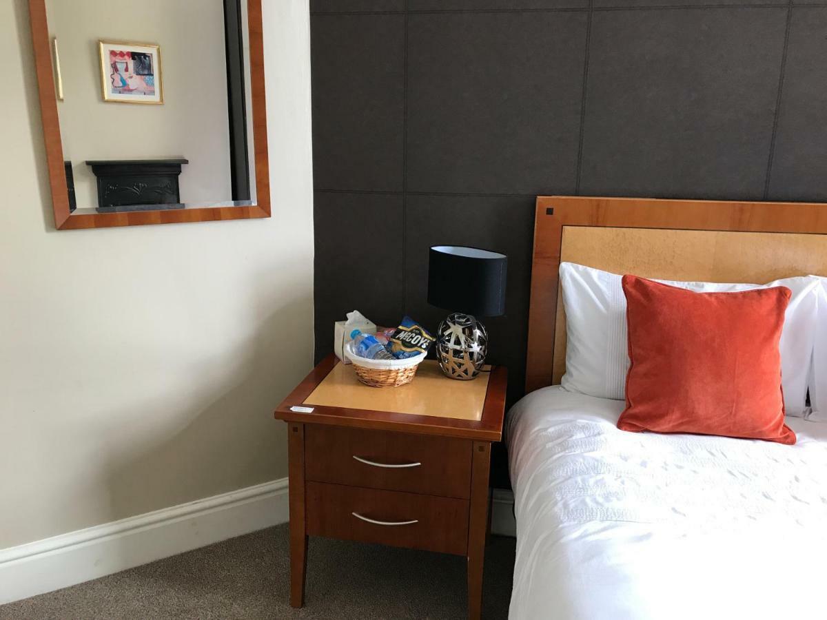 Haya Guest House Oldbury  Extérieur photo